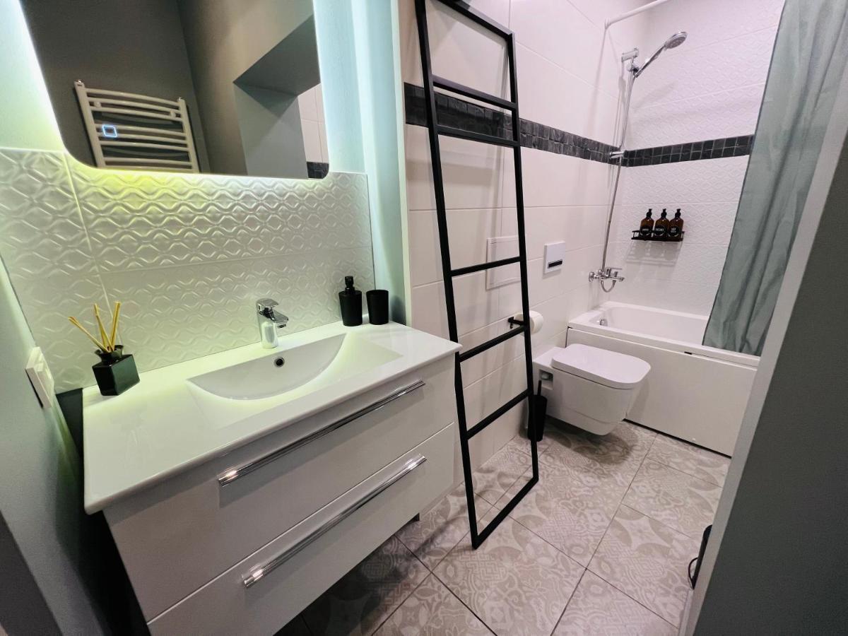 The Right Coast Apartment With Free Private Parking Riga Esterno foto